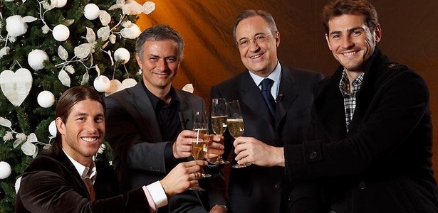 Em 2010, José Mourinho brindou ao lado de Florentino Pérez, Iker Casillas e Sérgio Ramos celebrando a chegada de 2011 - Reprodução/Site oficial