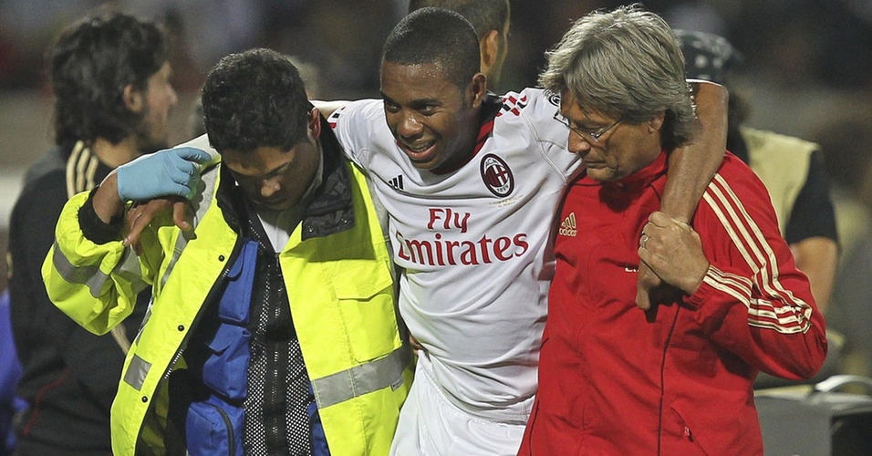 Robinho deixa o campo carregado depois de cortar o joelho ao se chocar com uma câmera em jogo do Milan