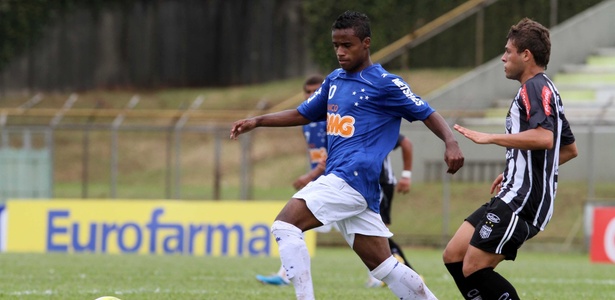Élber fez o segundo gol do Cruzeiro na vitória sobre o União Barbarense, por 3 a 0 - Célio Messias/Vipcomm