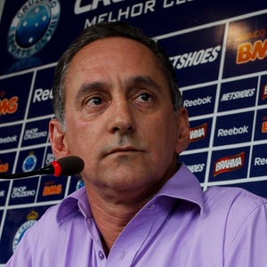 Dimas Fonseca (f) diz que Emerson Ávila tem a confiança da diretoria e está efetivado no cargo - Washington Alves/Vipcomm