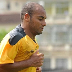O lateral Jonathan convive com a pubalgia e tem passado por treinamento específico no Santos - João Henrique Marques (UOL Esporte)
