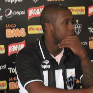 Volante Toró disse que não terá dificuldade para se entrosar com os novos companheiros de clube - Bernardo Lacerda/UOL Esporte