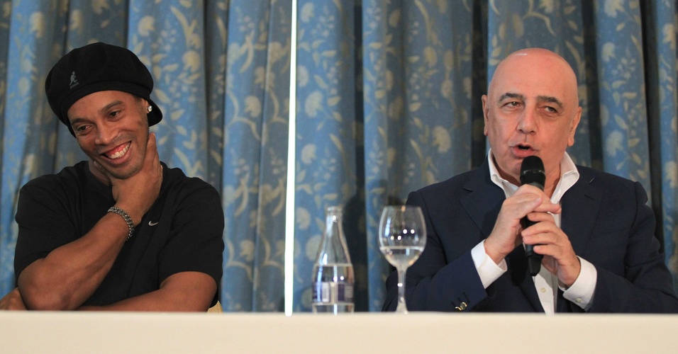 Ronaldinho e Adriano Galliani, do Milan, em entrevista sobre liberação do jogador