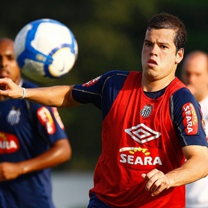 Tiago Lus treina no CT Rei Pel; atacante est emprestado pelo Santos at o final da temporada