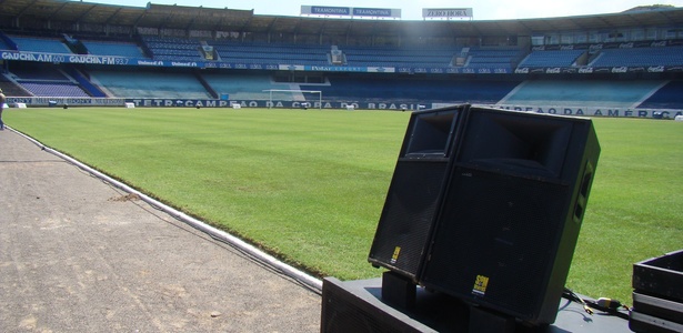 Caixas de som no gramado do Olímpico para festa de apresentação de Ronaldinho  - Marinho Saldanha/UOL Esporte