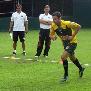 Juan (d) passa por testes observado pelo auxiliar Milton Cruz (e) e por Paulo César Carpegiani - Divulgação/São Paulo