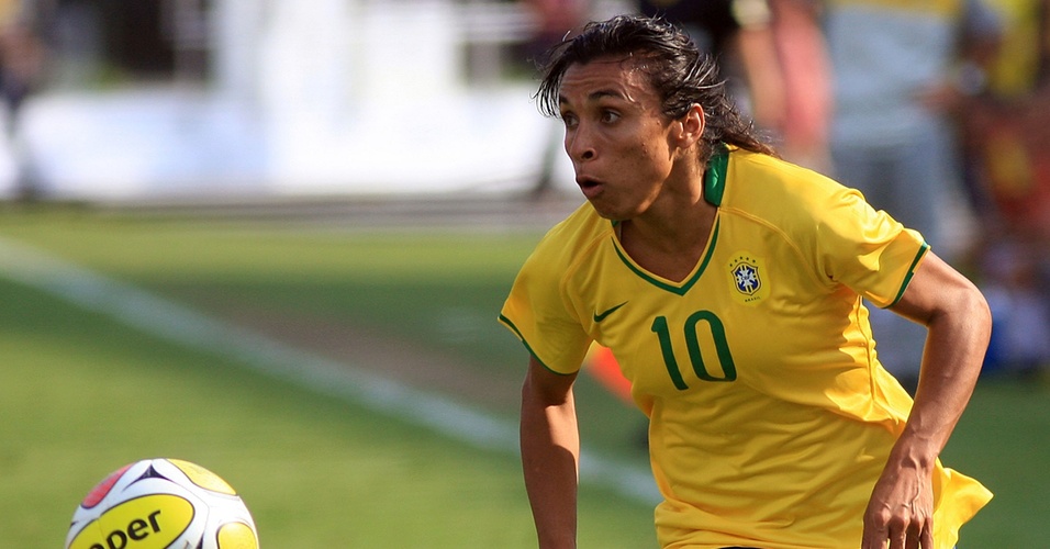 Marta em ação durante jogo da seleção brasileira em São Paulo