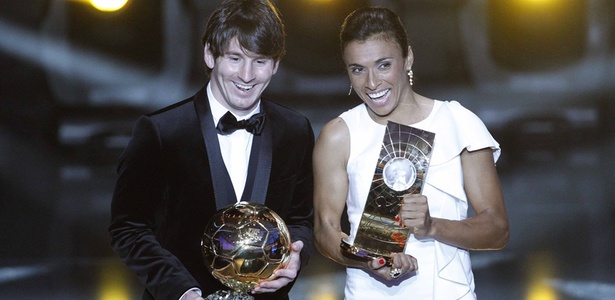 Ao lado de Messi, Marta foi eleita a melhor do mundo de 2010, sua 5ª vitória seguida - Christian Hartmann/Reuters