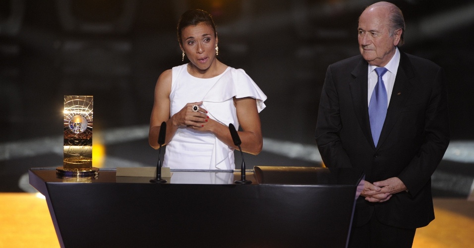 Marta chora ao receber o prêmio da Fifa de melhor do mundo pela 5ª vez