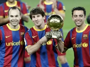 Iniesta elege os cinco maiores jogadores da história e ?esquece? Messi