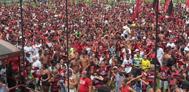 Torcedores do Flamengo invadiram o gramado da Gàvea na apresentação de Ronaldinho - EFE/Antonio Lacerda.