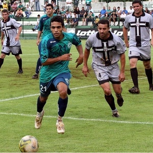 Homens muito decepcionados depois de uma partida de futebol