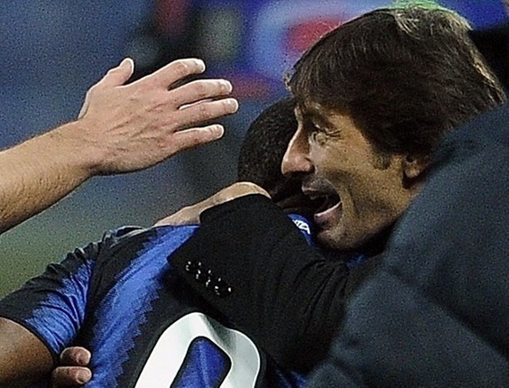 Eto'o abraça Leonardo na vitória da Inter de Milão sobre o Bologna
