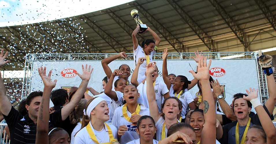 Marta ergue a taça do Interclubes feminino após a vitória sobre o Foz