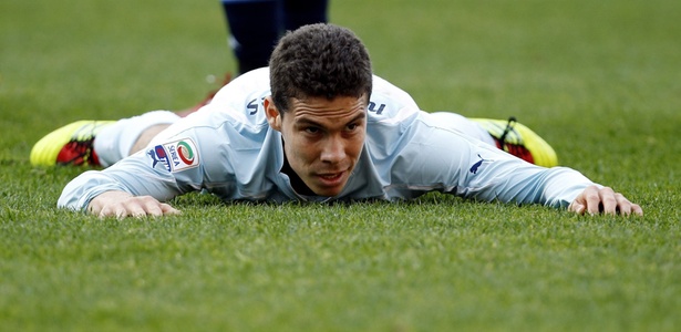 Hernanes fica deitado no gramado durante vitória da Lazio no Campeonato Italiano - Reuters