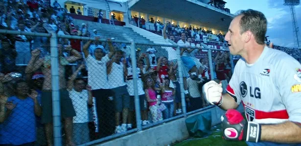 Rogério Ceni celebra título paulista de 2005 pelo São Paulo - Antonio Gaudério/Folha Imagem - Antonio Gaudério/Folha Imagem