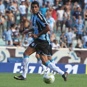 Vilson já foi zagueiro, volante e agora atua como meio-campista e deve seguir no time tricolor na 4ª
