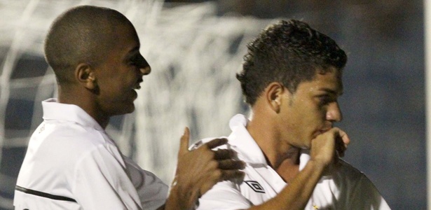 Jogadores do Santos comemoram um dos dois gols da vitória que classificou o time - Célio Messias/AE