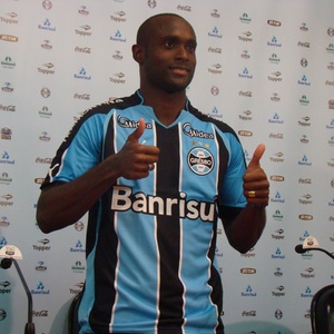 Vinícius Pacheco foi apresentado como jogador do Grêmio e disse que prefere atuar no meio-campo - Marinho Saldanha/UOL Esporte