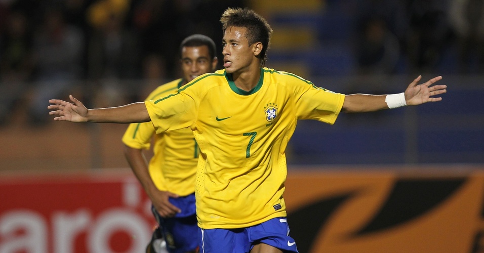 Neymar comemora ao marcar para o Brasil no duelo contra o Paraguai no Sul-Americano
