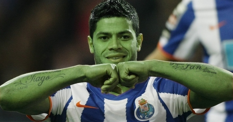 Hulk, com a pele verde, comemora gol pelo Porto