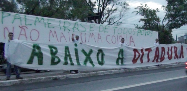 Torcida do Palmeiras protesta durante eleição presidencial do clube - Paula Almeida/UOL Esporte
