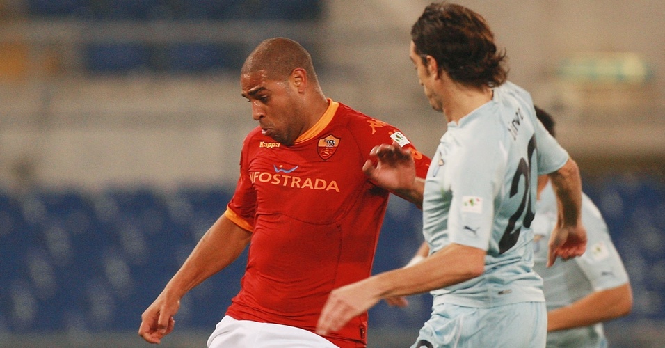 Adriano disputa bola no clássico entre Roma e Lazio antes de se machucar