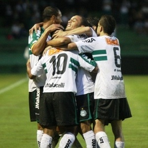 Jogadores do Coritiba comemoraram um dos gols, na vitória por 3 a 1 sobre o Paranavaí - Divulgação/Coritiba