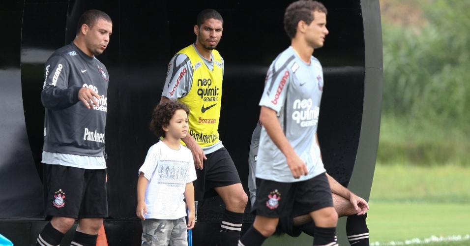 Ronaldo (e) leva o filho Alex ao treino do Corinthians
