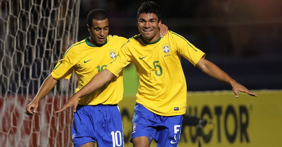 Casemiro comemora com Lucas após marcar o primeiro gol do Brasil contra a Colômbia