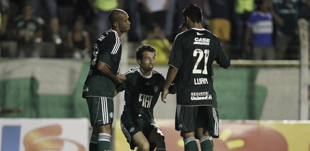 Cicinho (c) está na mira do São Paulo, mas Oeste diz que Palmeiras tem prioridade - Rubens Cavallari/Folhapress