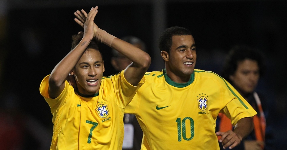 Neymar comemora com Lucas ao marcar o terceiro gol do Brasil contra a Colômbia
