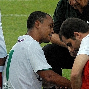 Dodô sofre luxação no braço direito no jogo diante da Linense, na cidade de Lins, no último sábado - José Cunha/Portuguesa