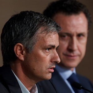 Mourinho e Valdano trocaram farpas durante as negociações por novo atacante no Real Madrid - Getty Images