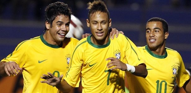 Neymar entre são-paulinos Henrique e Lucas. Sub-20 prejudica clássico paulista - Reuters