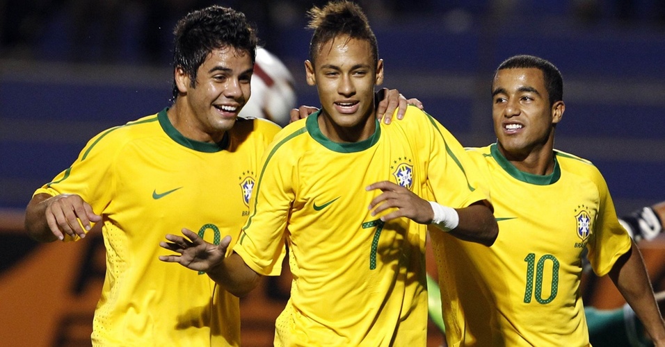 Henrique (e), Neymar (c) e Lucas (d) festejam gol da seleção sub-20 contra o Paraguai
