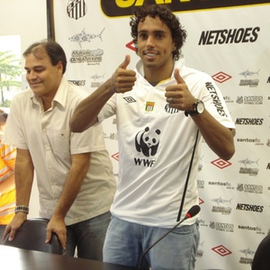 Diogo foi apresentado pelo Santos e posou para foto ao lado do gerente de futebol, Ney Pandolfo - João Henrique Marques (UOL Esporte)