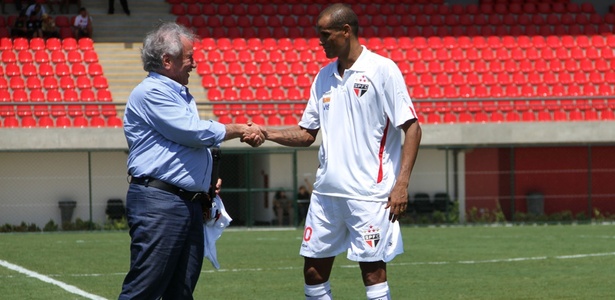 Juvenal Juvêncio cumprimenta Rivaldo na chegada; meia ficou um ano no time tricolor - João Neto/VIPCOMM