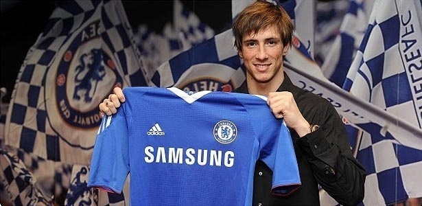 Fernando Torres posa com a camisa do Chelsea após assinar com o clube londrino - Reprodução/Chelseafc.com