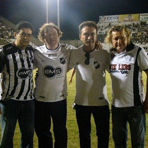Arie Haan tira foto entre os presidentes do ABC; à direita, o ex-jogador do clube, Marinho Chagas
