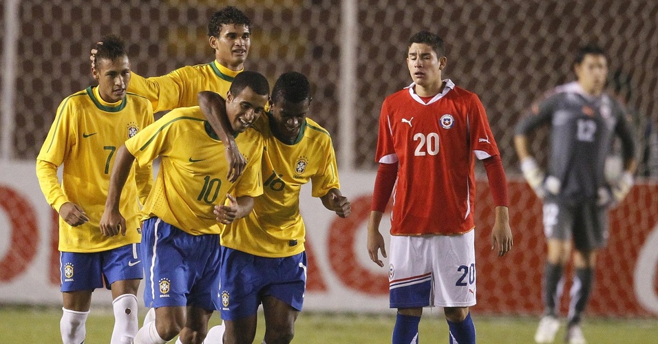 Jogadores da seleção brasileira comemoram gol de Lucas contra o Chile