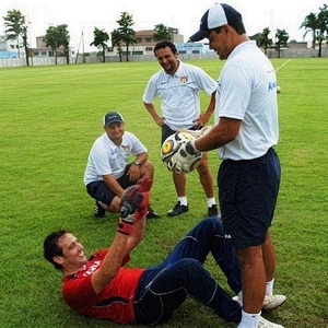 Márcio durante treinamento com o preparador da posição do Grêmio Prudente, Renato Barros - Ricardo Schwarz