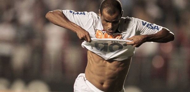 Fã de pudim e quindim, Rivaldo mantém a forma fazendo exercícios físicos em casa - Folha Imagem