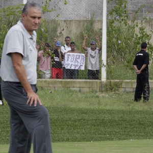 Tite e o cartaz Fora Tite no Corinthians; treinador foi um dos alvos da torcida após a eliminação do time - Robson Ventura/Folhapress