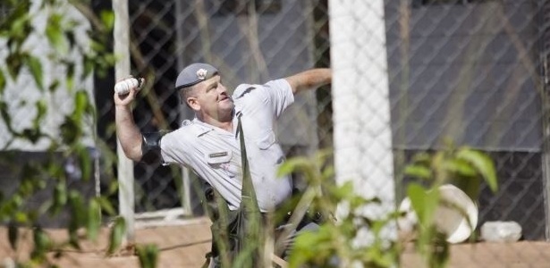 Policial lança bomba de gás para conter torcida corintiana contra palmeirenses, em 2011 - Gabo Morales/Folhapress