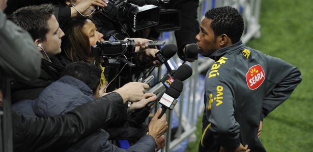 Robinho é cercado pela imprensa antes do amistoso do Brasil com a França - REUTERS/Gonzalo Fuentes