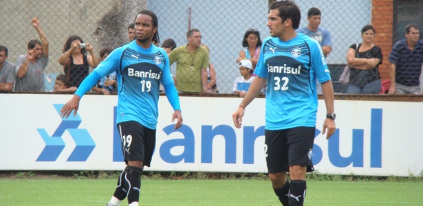 Carlos Alberto e Escudero estiveram juntos no meio-campo do Grêmio nesta quinta - Marinho Saldanha/UOL Esporte