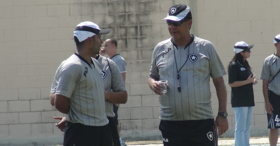 Joel Santana conversa com seus auxiliares durante o treino do Botafogo