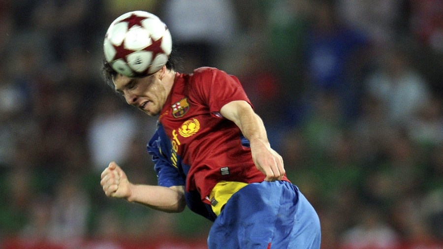 Messi cabeceia para marcar gol do Barcelona em jogo contra o Manchester United, na final da Liga dos Campeões 2008/2009 Messi cabeceia para marcar gol do Barcelona em jogo contra o Manchester United, na final da Liga dos Campeões 2008/2009