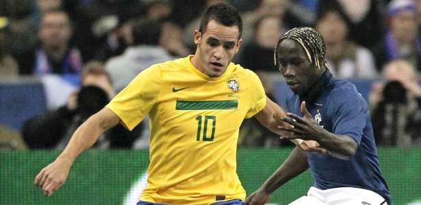 Renato Augusto em ação pela seleção brasileira em jogo contra a França 